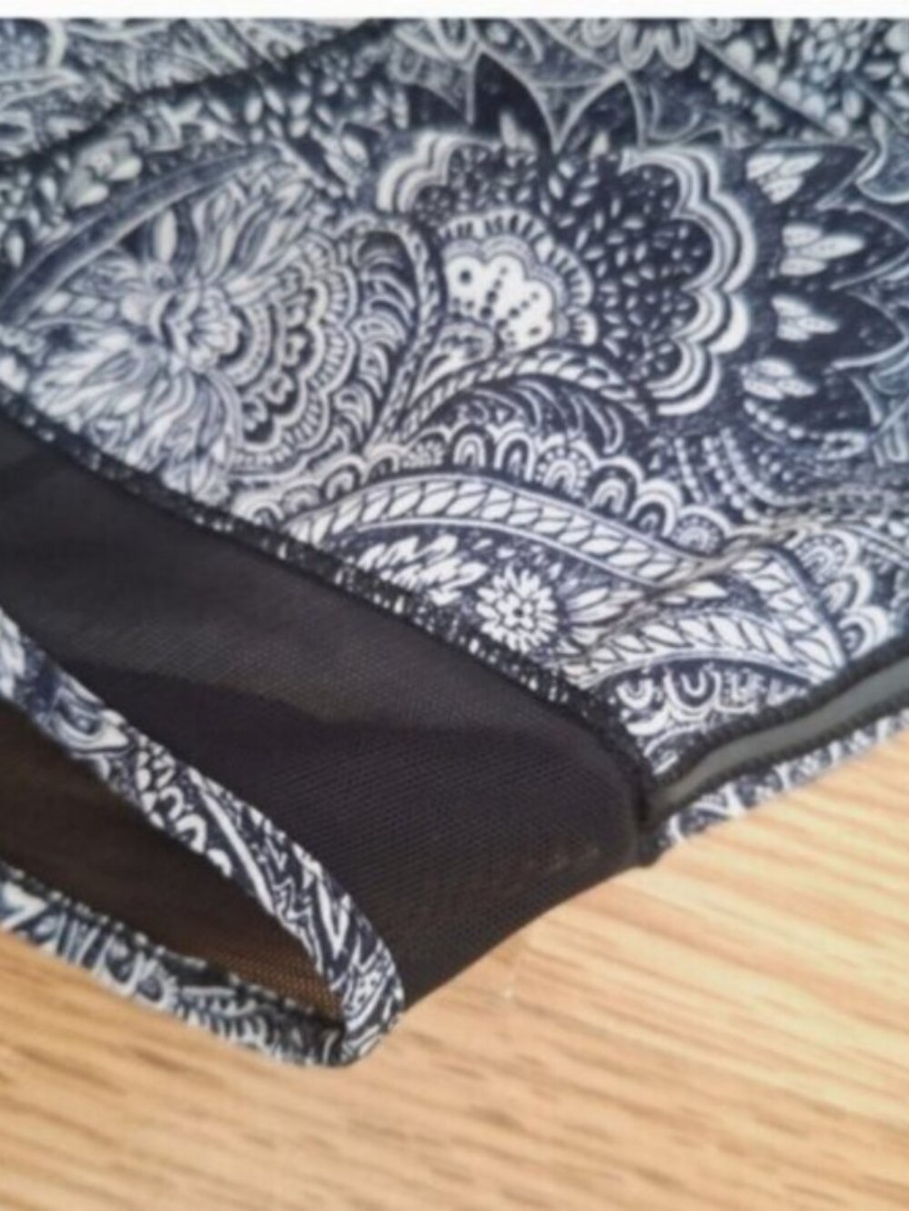 Lululemon Black White Paisley Hotty Hot Short (Long) SZ 10 - Picture 9 of 10